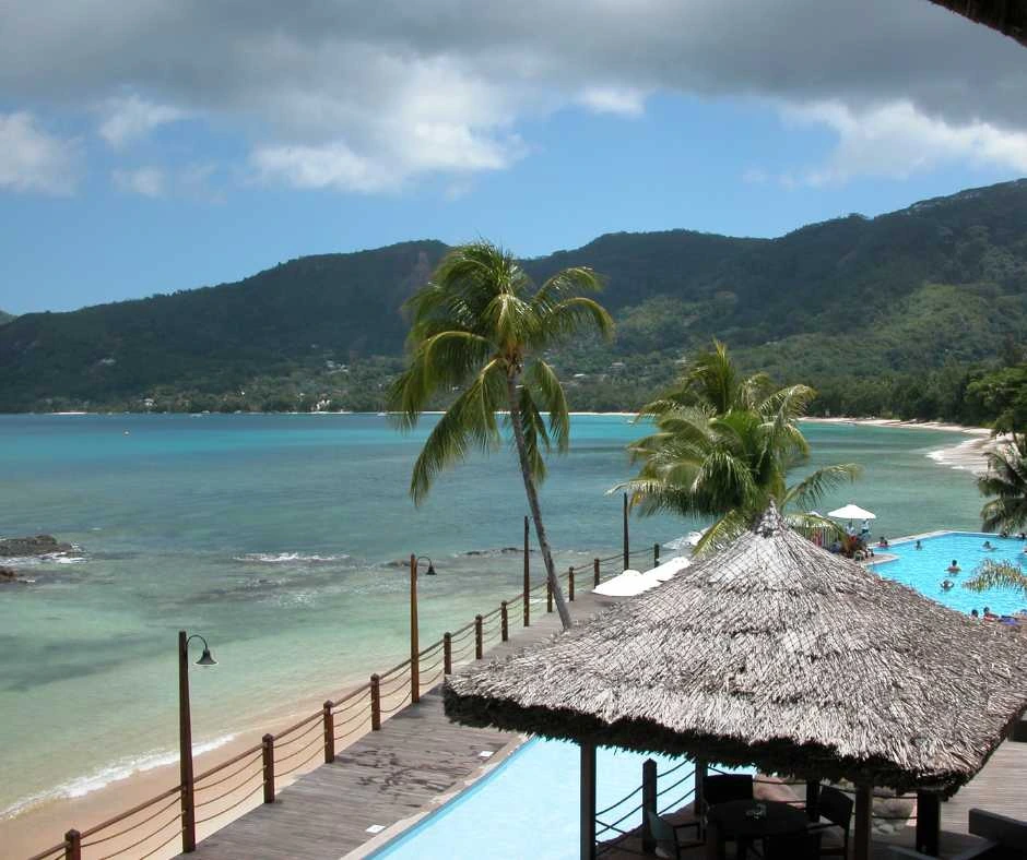 seychelles-resort-piscina-vista-oceano-offerta-viaggio