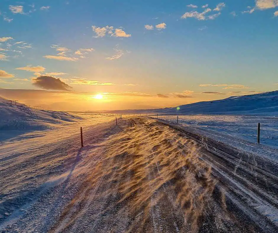 islanda-strada-innevata-tramonto-tour-inverno