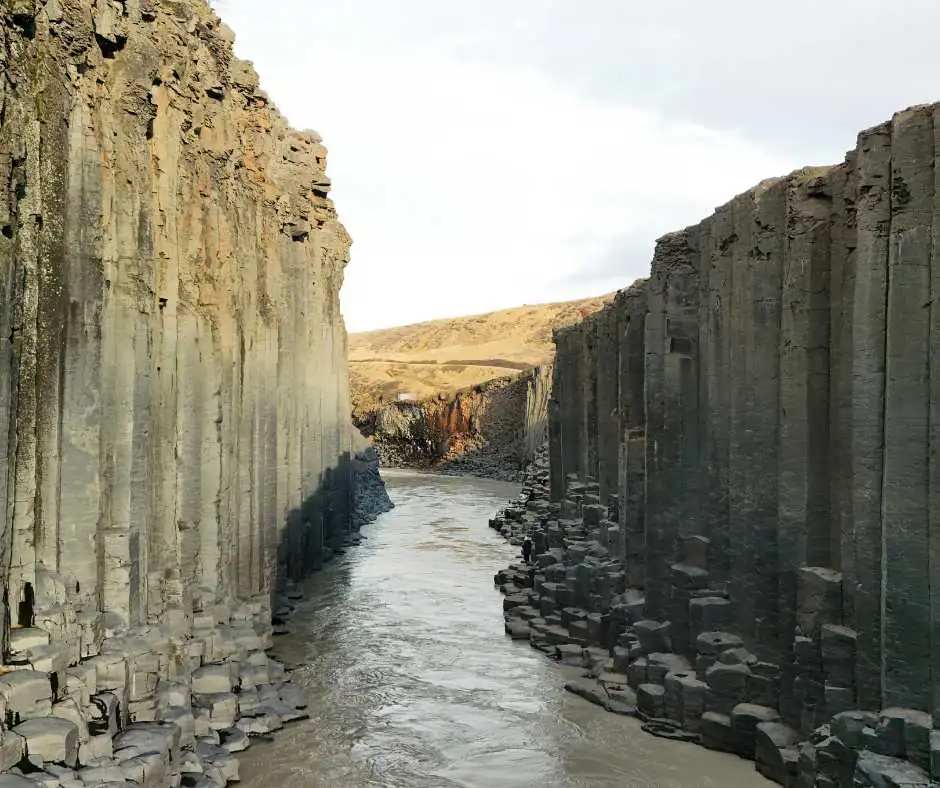 studlagil-canyon-basalto-islanda-tour